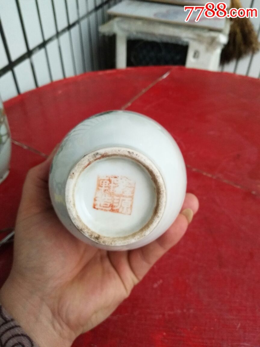名家吴少峰人物赏瓶一个