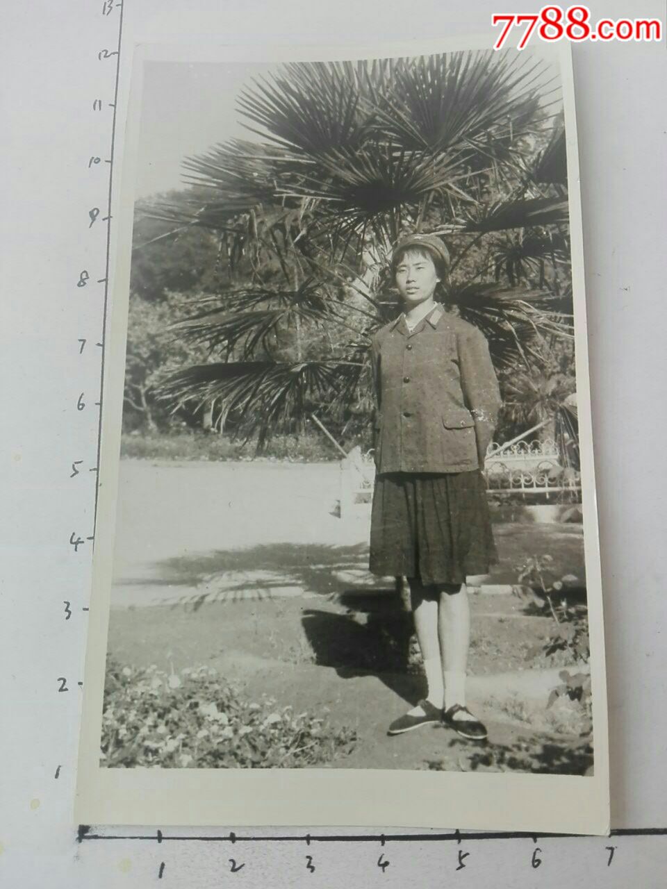 穿方口布鞋和裙子的女军人,女兵