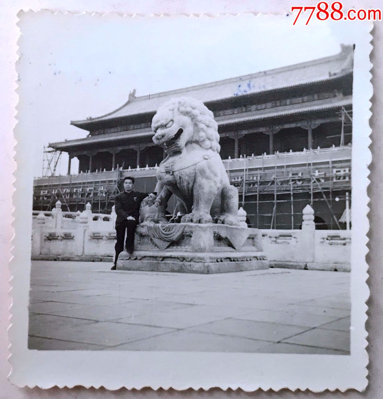 1963年男子在北京天安门大修时留影照