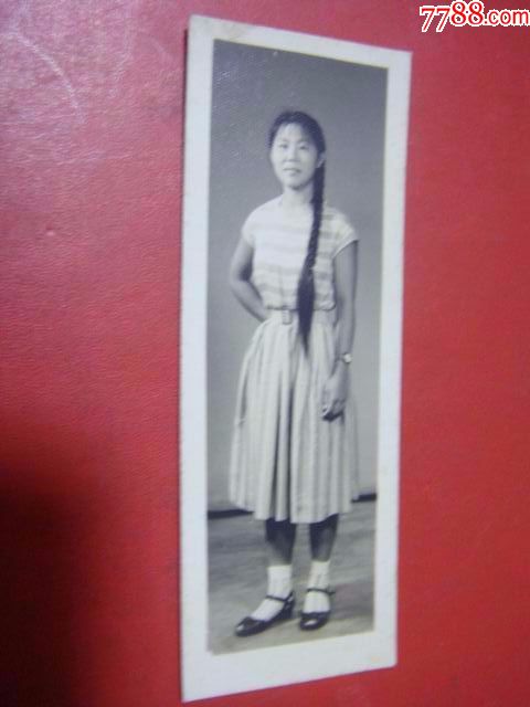 60年代初【大辫大美女腕表戴,玻璃丝袜子皮凉鞋～2寸*