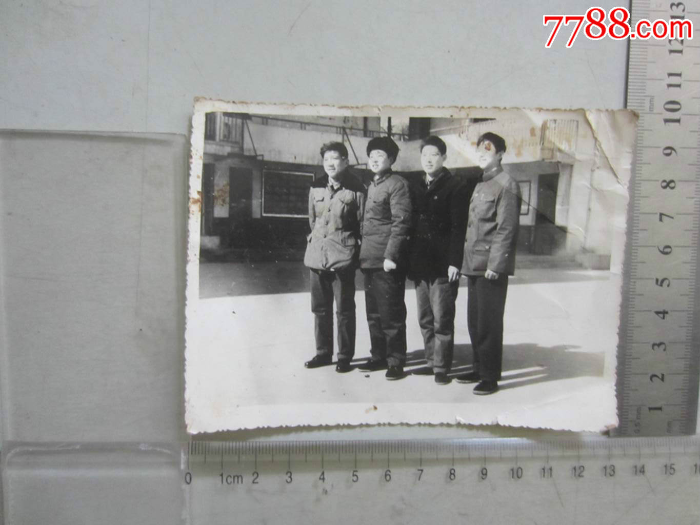77年于上海市淮中中学合影(老照片)