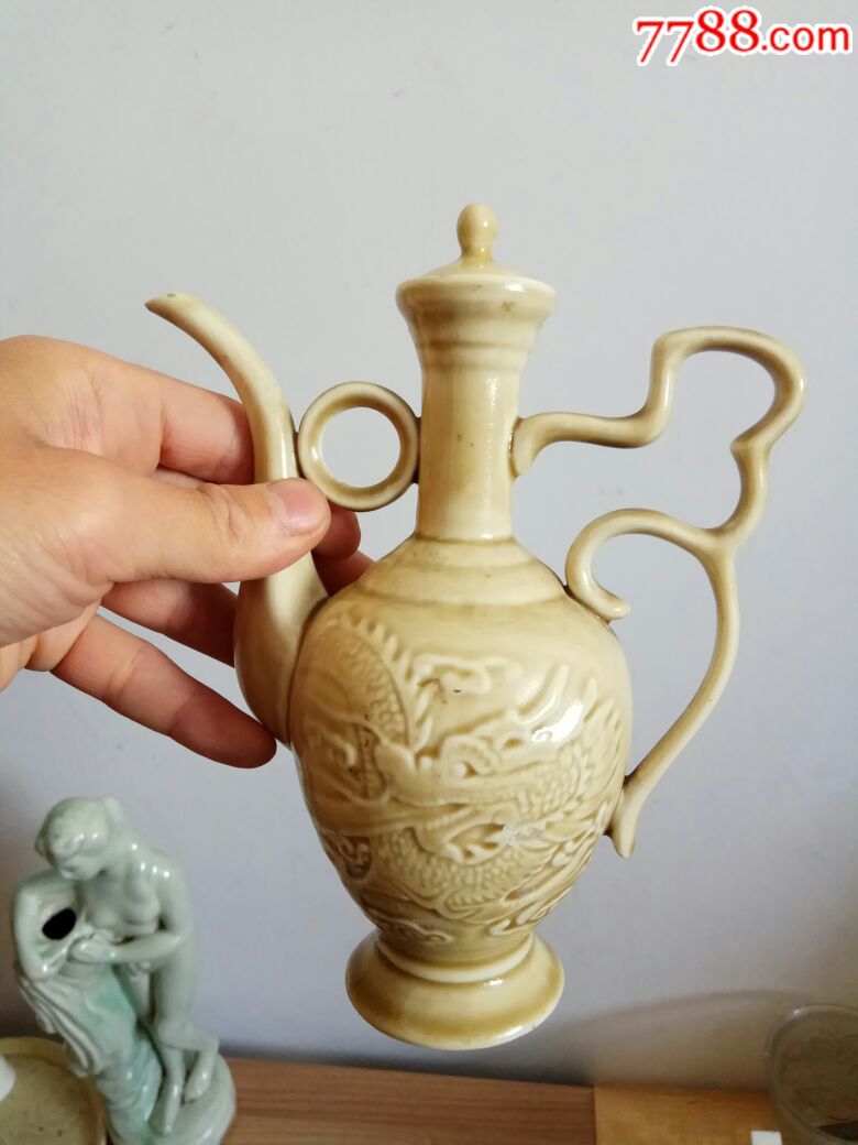 60年代龙的一套老酒壶--上面的图案都是烧制在上面的凹凸有致