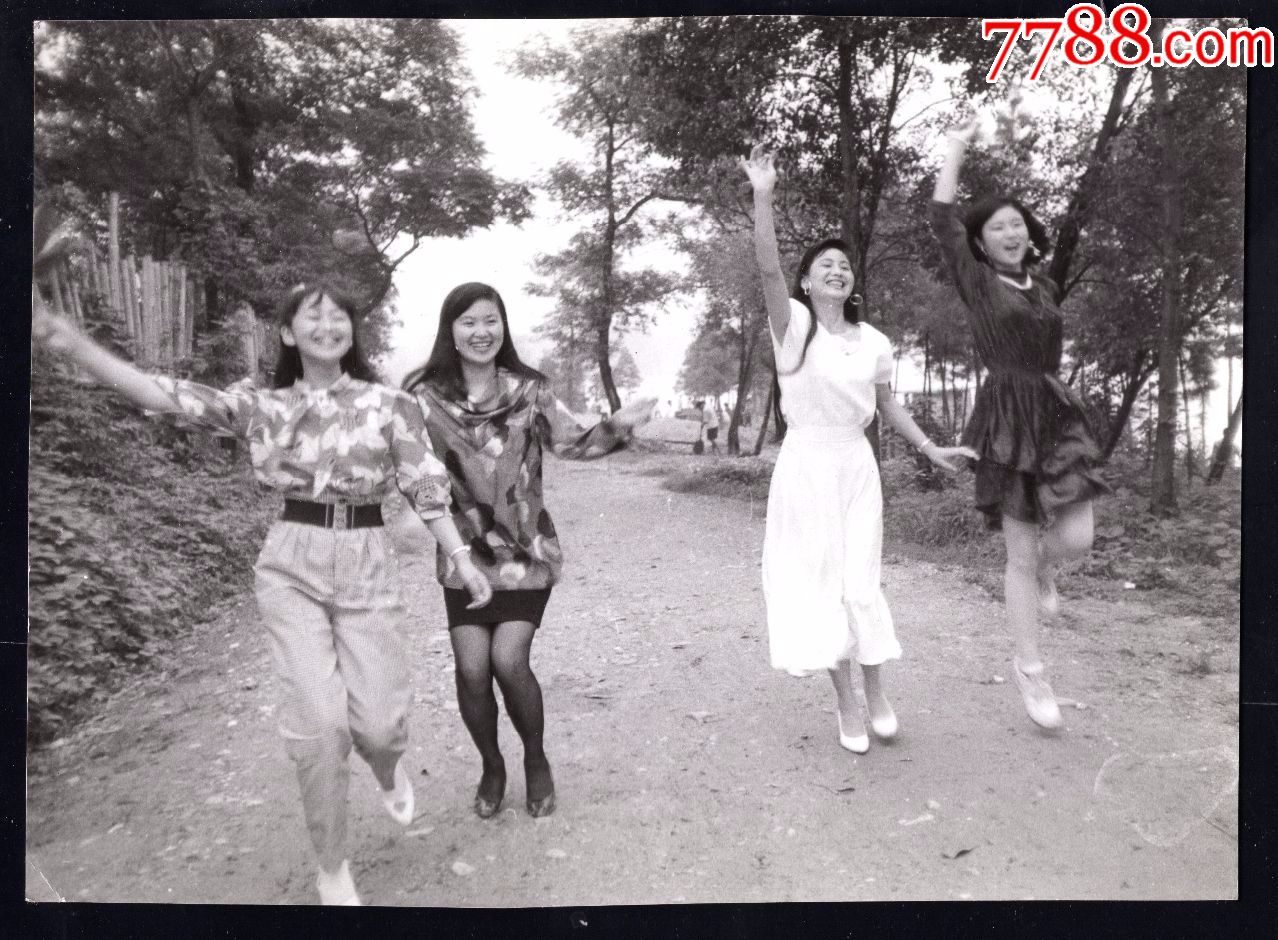 7.80年代美女老照片1张(尺寸约9.5*13厘米)