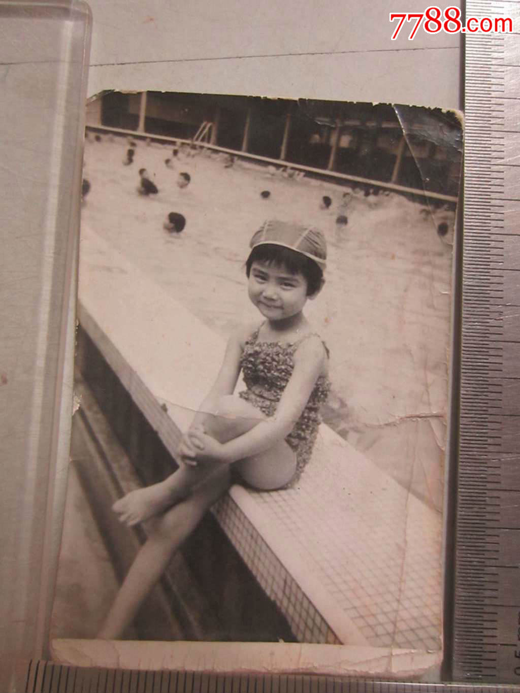 小女孩坐在游泳池边留影(老照片)