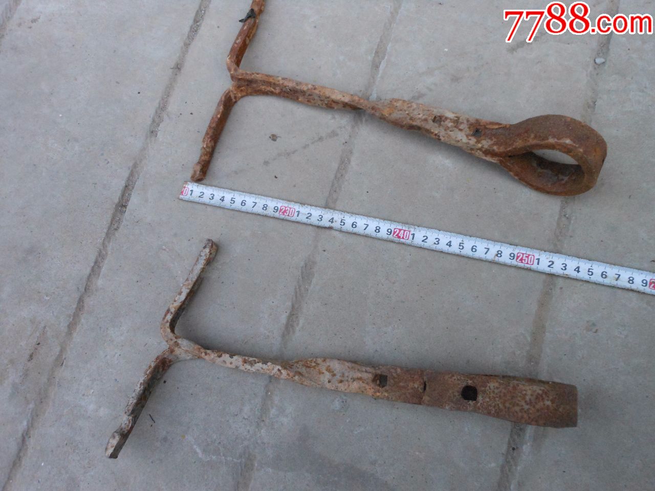 旧铁器;房屋铁拉杆1对33厘米*20厘米*8厘米