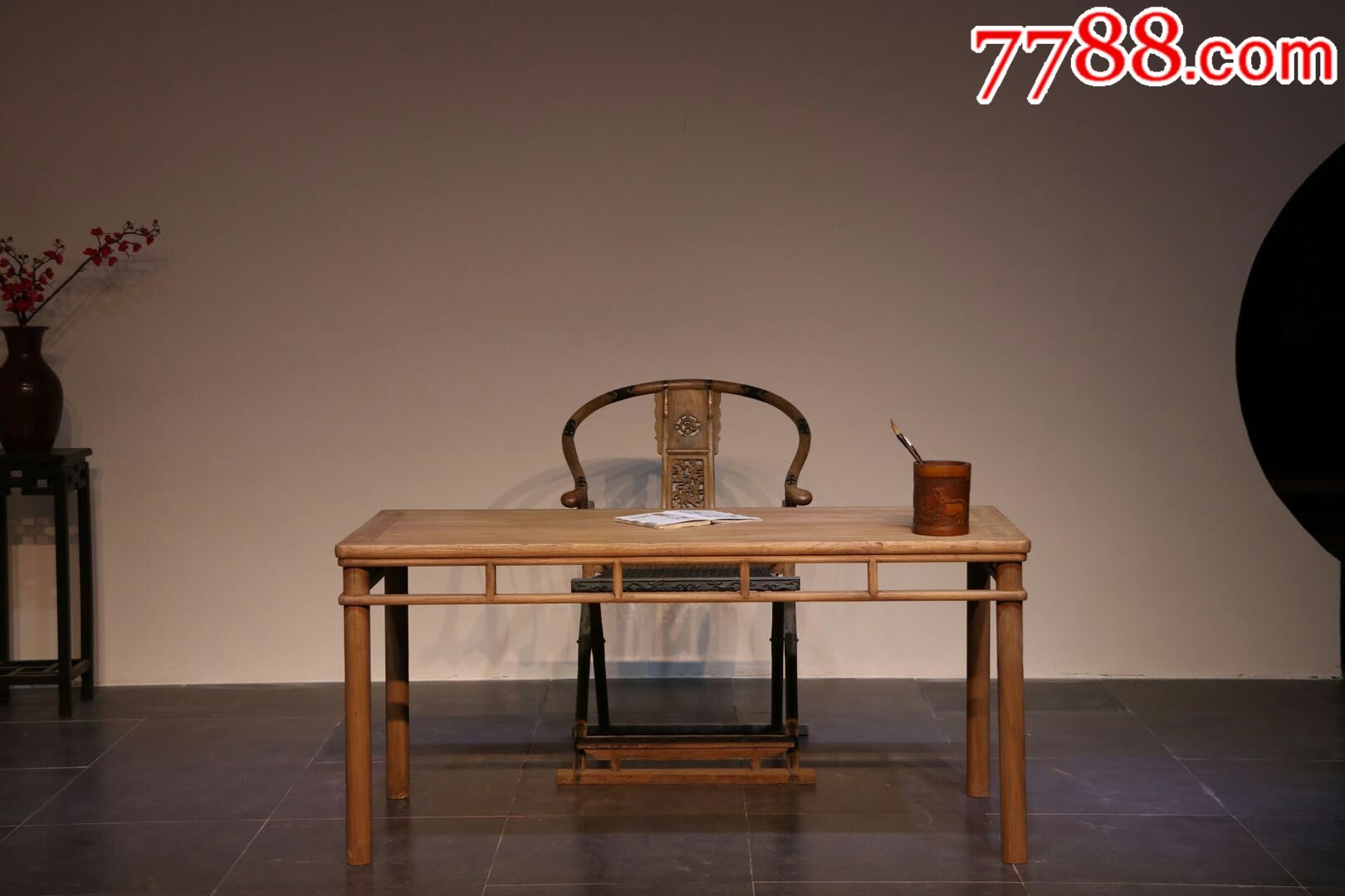 明式圆包圆书桌(茶桌)。做工简洁大方，不失优雅稳重。材质:榆木。尺寸:长1