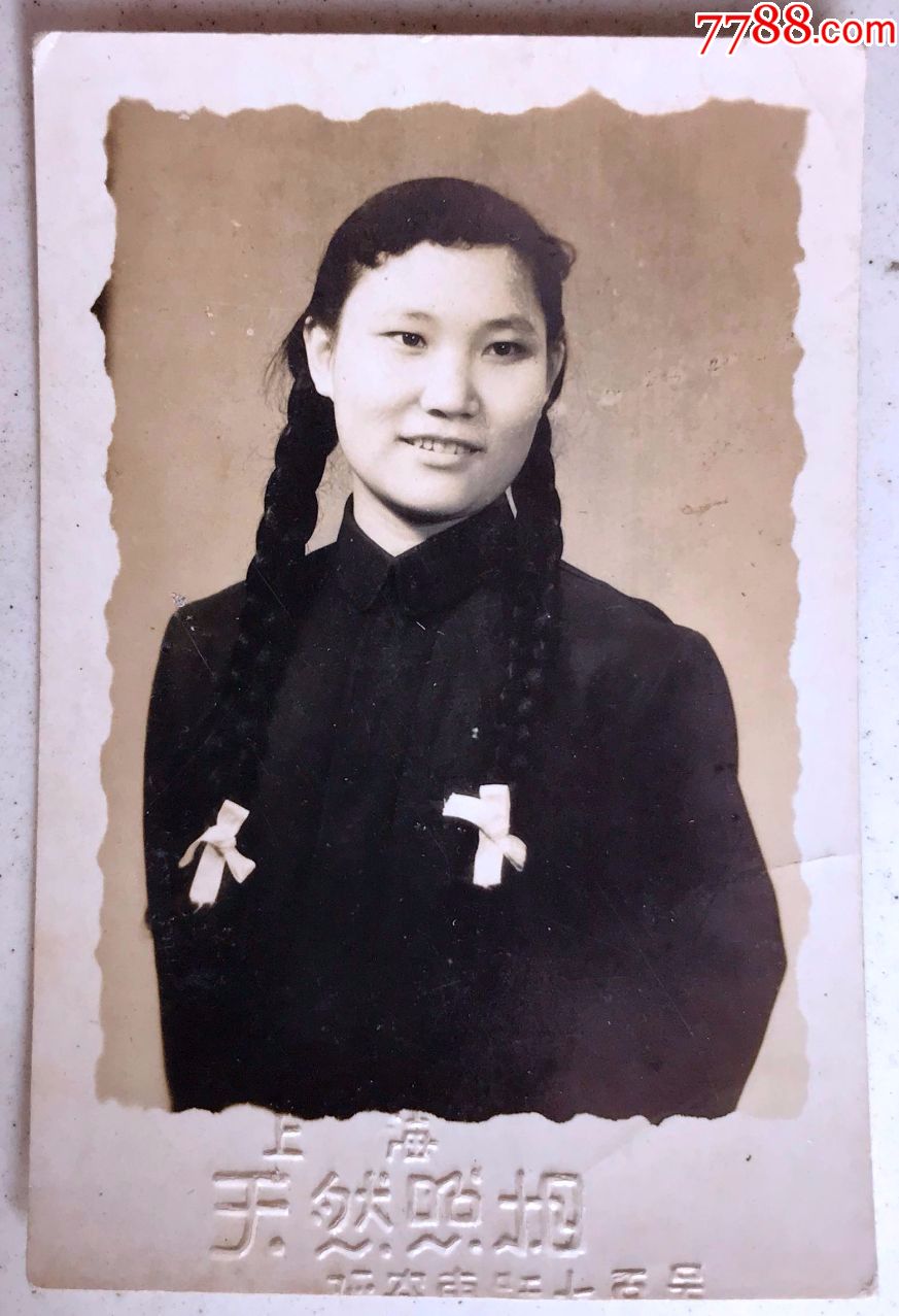 建国初梳长麻花辫的女子照