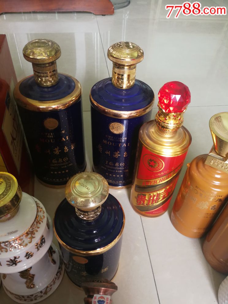 一堆茅台股份公司的茅台酒酒瓶(没有磕碰裂纹)