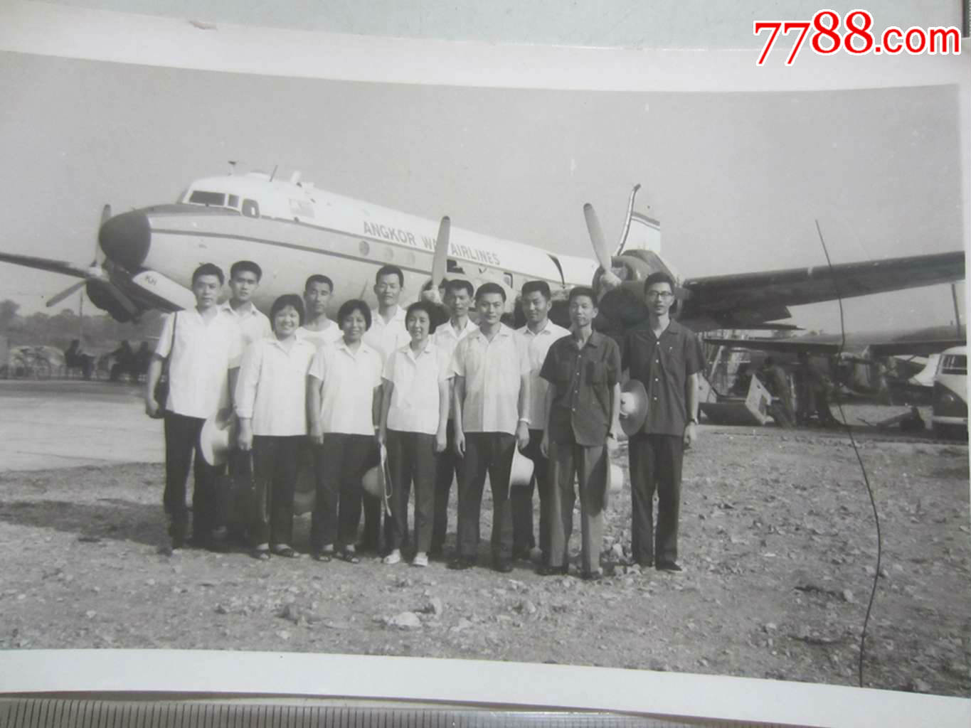77年飞机场合影老照片