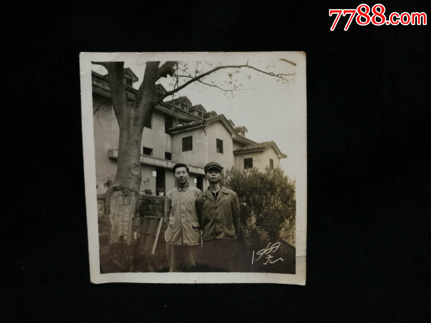 怀旧老照片:《父子合影红岩村》【1969年1月尺寸6x6
