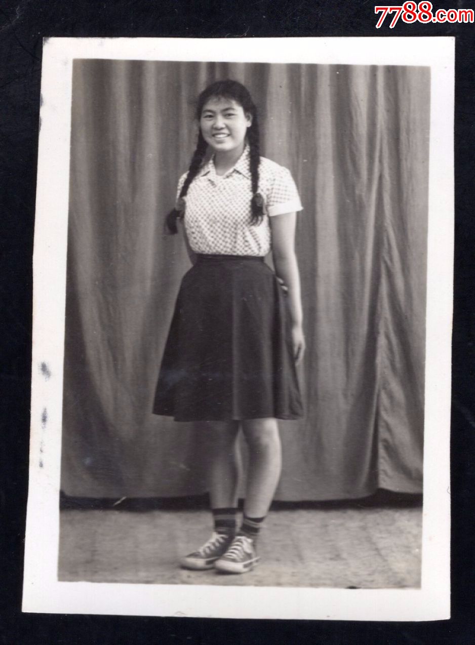 50年代大辫子美女老照片1张(尺寸约4*5.5厘米)