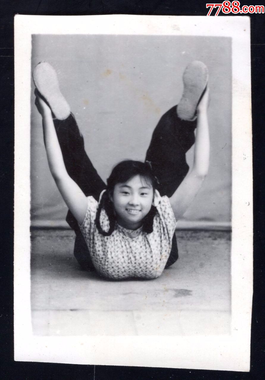 50年代大辫子美女老照片1张(尺寸约4*6厘米)