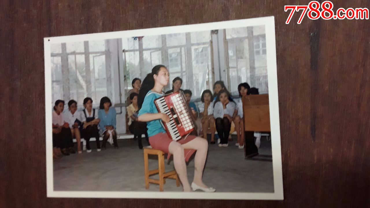 彩色照片个人照拉手风琴
