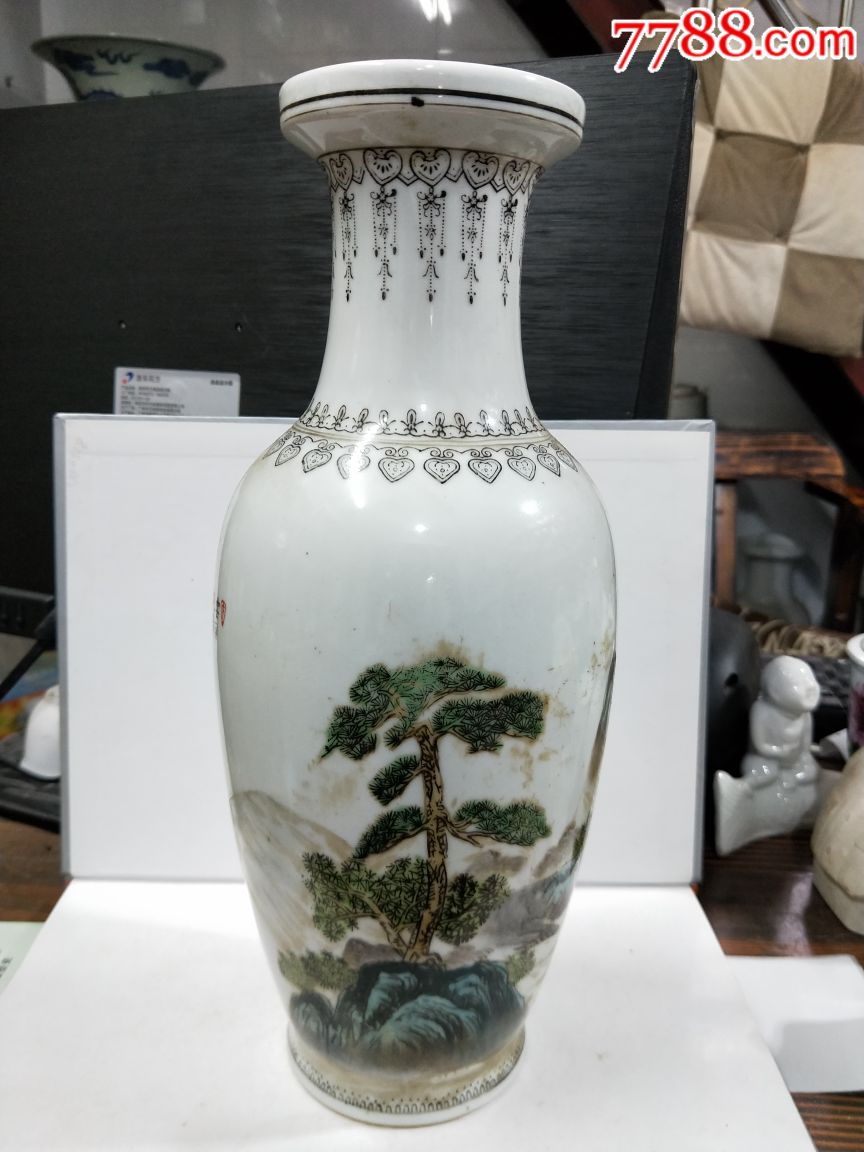 早期手绘粉彩山水花瓶