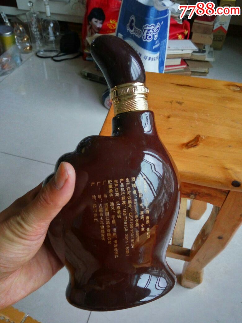 中国人酒瓶(手握拳头点赞陶瓷酒瓶一斤装)