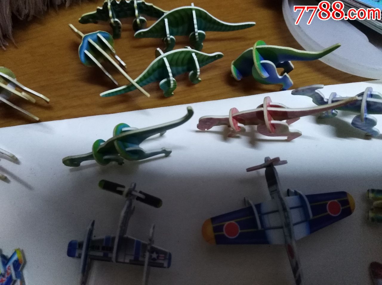 小灵龙玩具卡叠成的玩具恐龙,飞机,小车,变形金刚等一堆,还有7张卡架