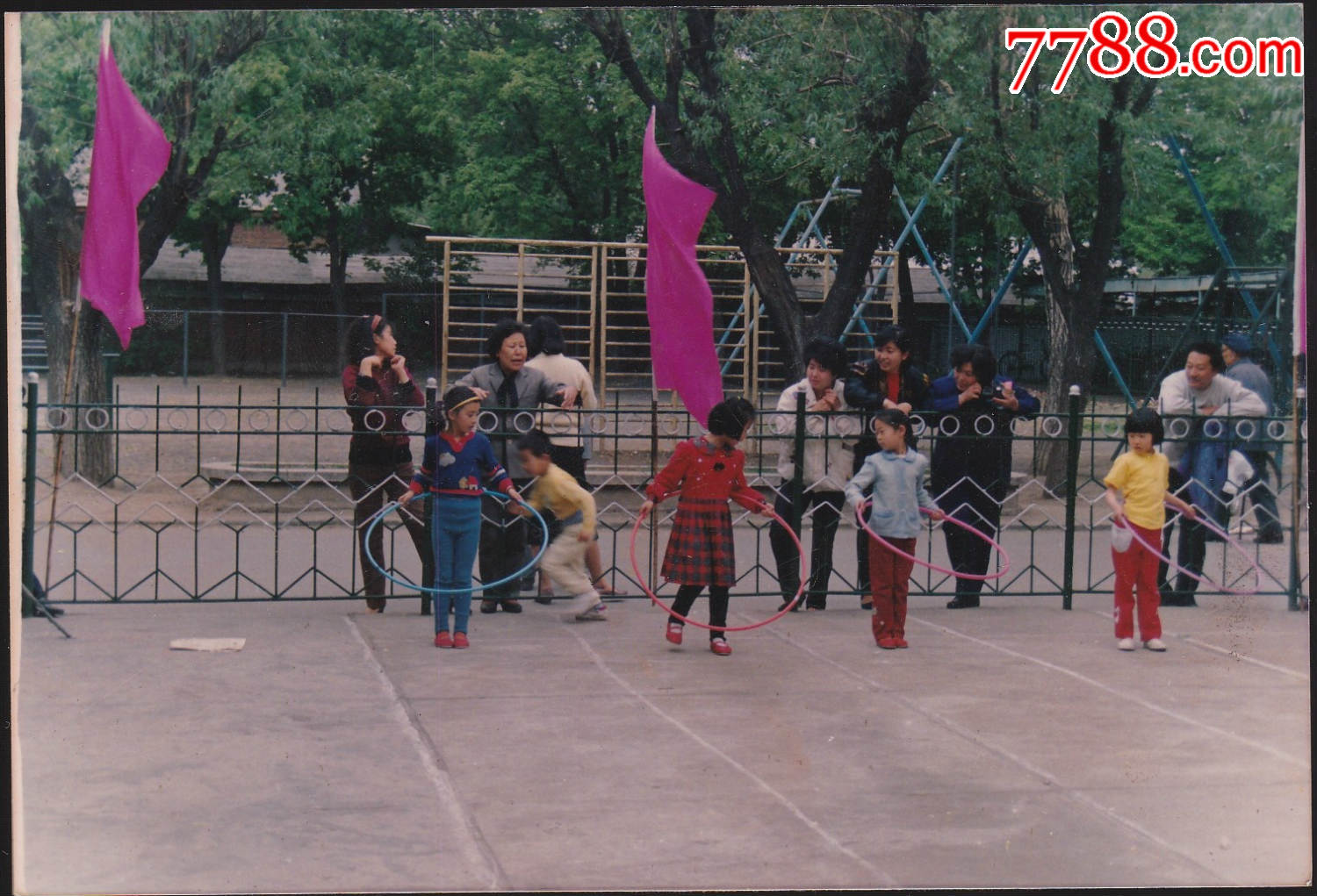80年代儿童系列--幼儿园玩呼啦圈合影-老照片-7788收藏