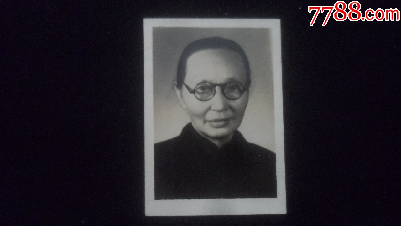 戴眼镜的女人,早期