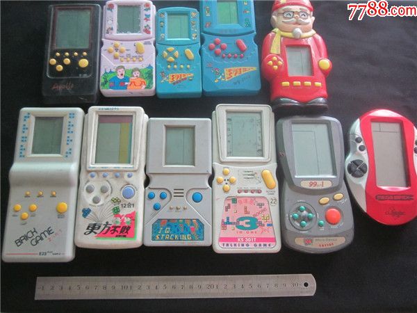 上世纪80-90年代各品牌掌上游戏机一组11台配件经典款