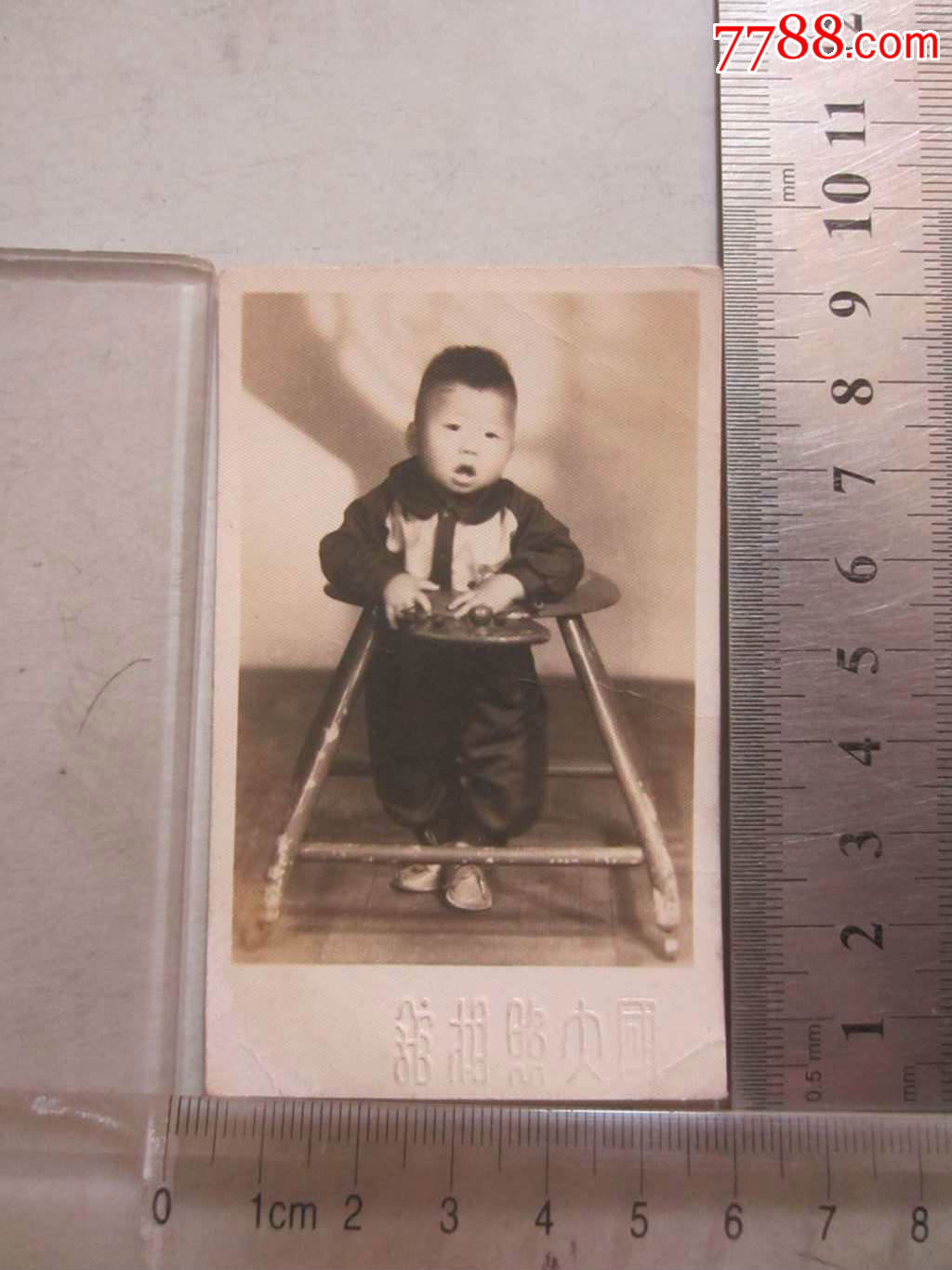 儿童学步车里留影老照片