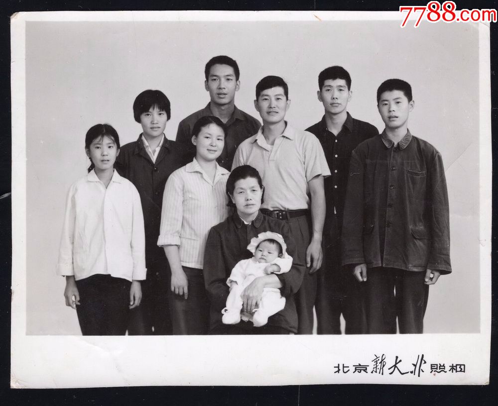 70年代家庭老照片1张(尺寸约8.5*11厘米)