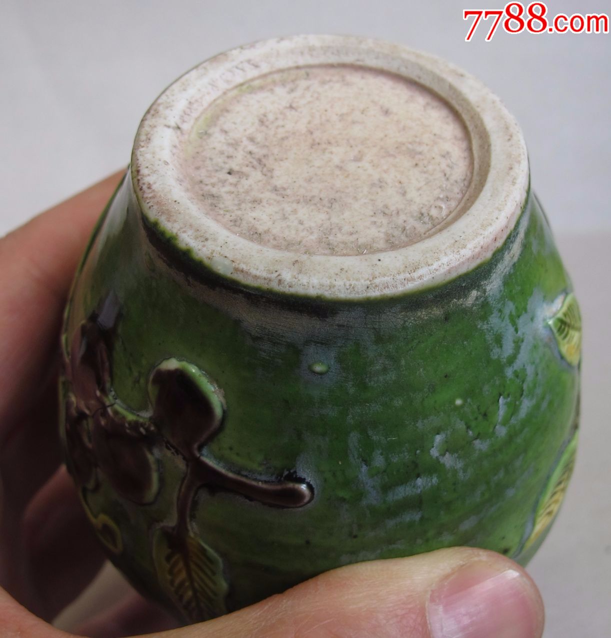 明代漳州窑绿地素三彩花果纹执壶