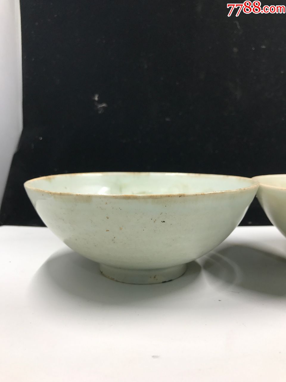 青白釉碗一对黑条纹