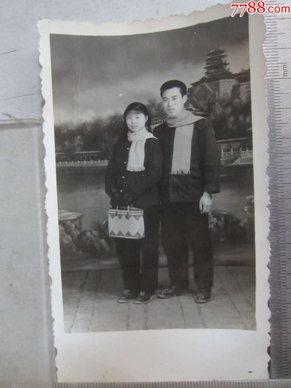 1958年,围围巾夫妻合影(老照片)