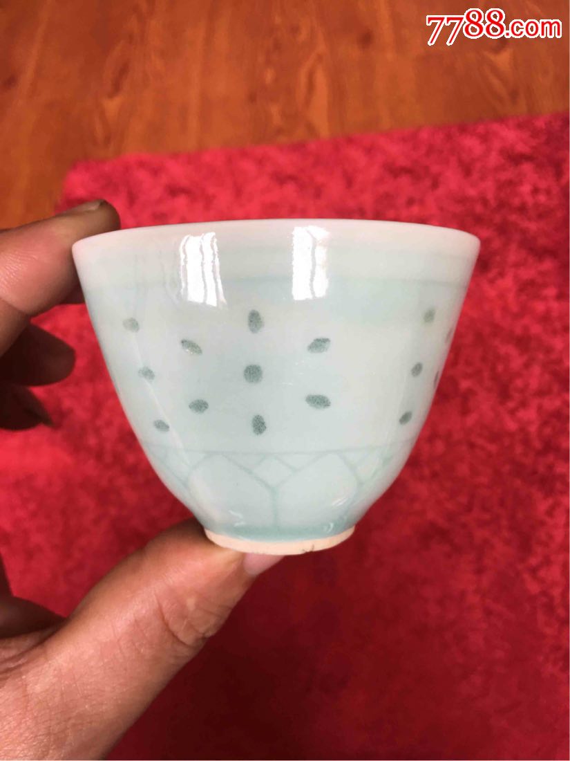 建国初龙泉窑玲珑青瓷压手杯(口径7.2高5.5厘米