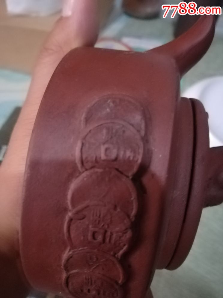 清代紫砂名家尹勤如款紫砂堆塑蟾蜍吐六顺钱小周盘紫砂壶