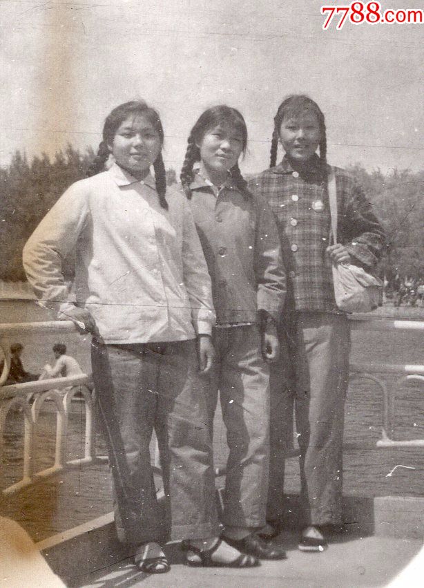 6.70年代美女学生老照片1张(尺寸约6*6.厘米)