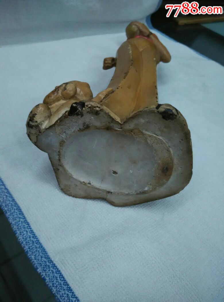 美女逗猴不知是陶还是石膏