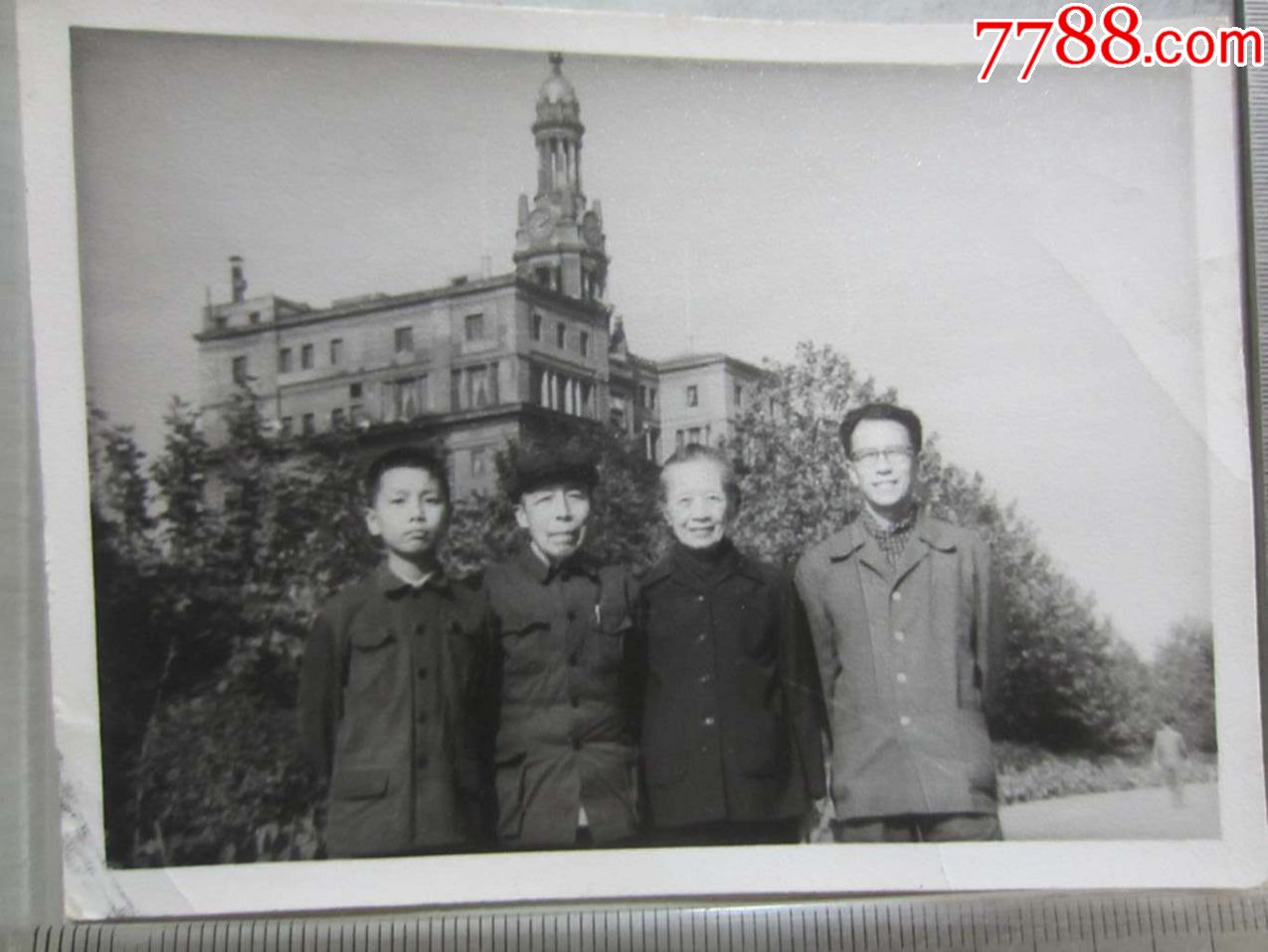 1973年在上海人民公园合影(老照片)