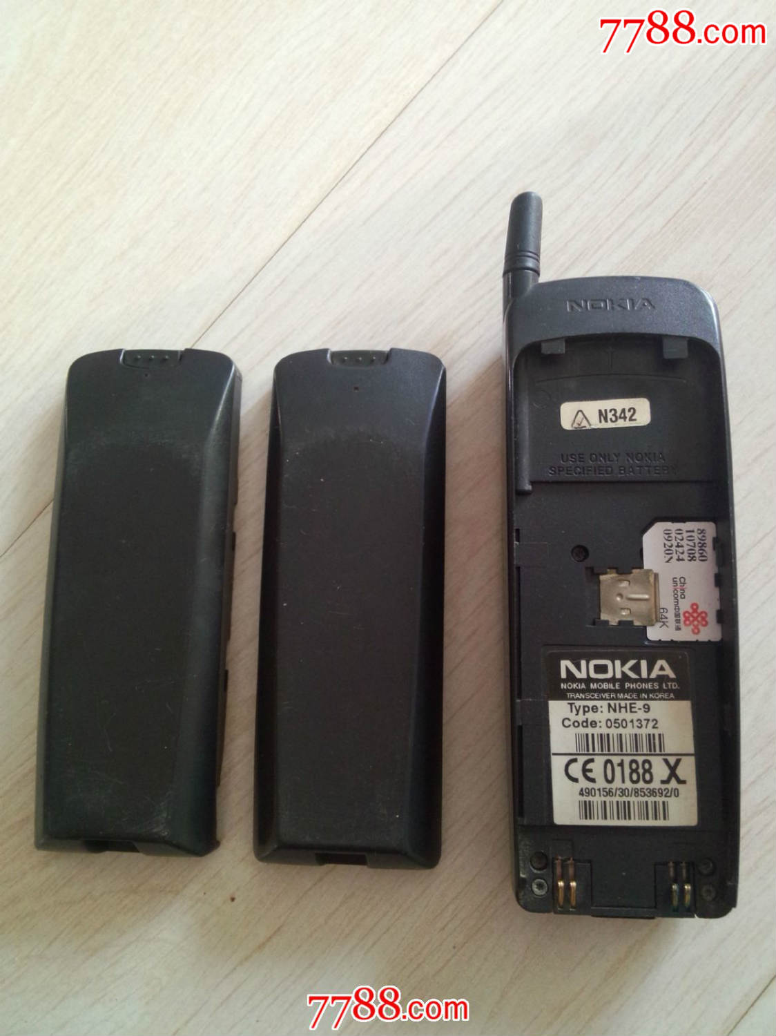诺基亚3810手机一台和两枚电池同售