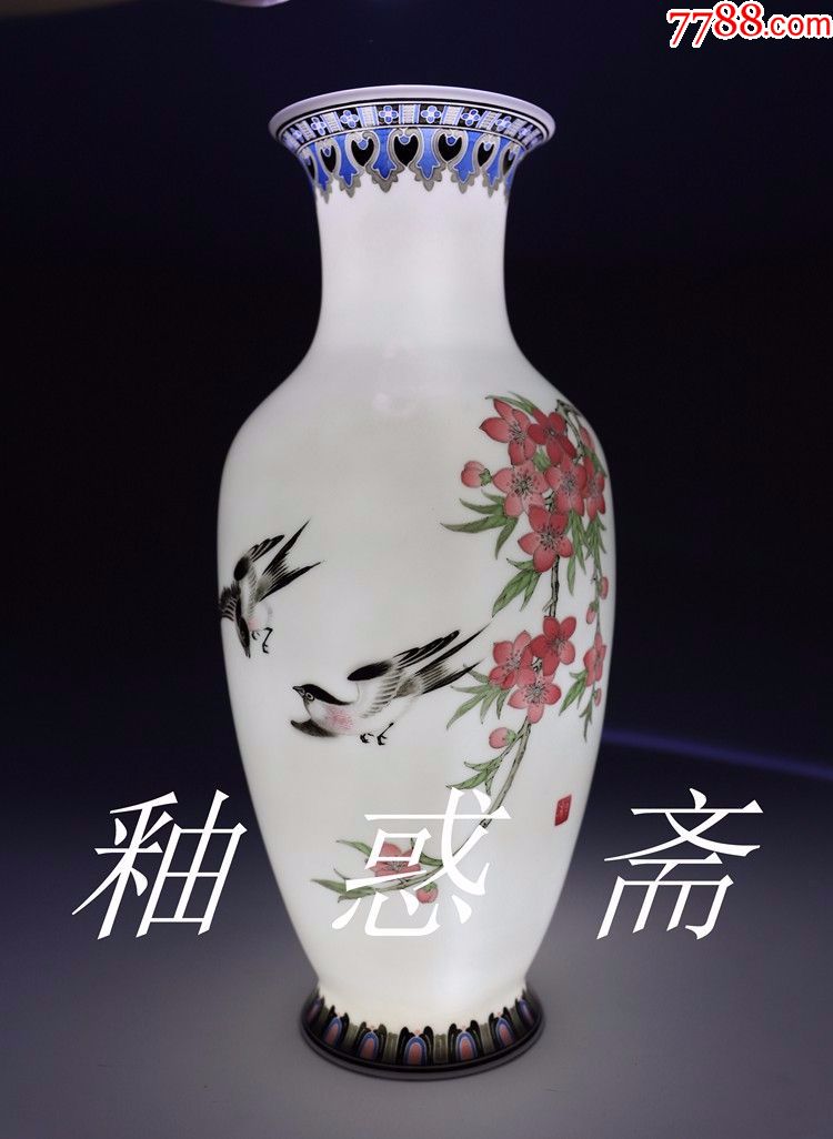 醴陵星火70—80年代初期釉下彩手绘春燕桃花瓶,含大球泥