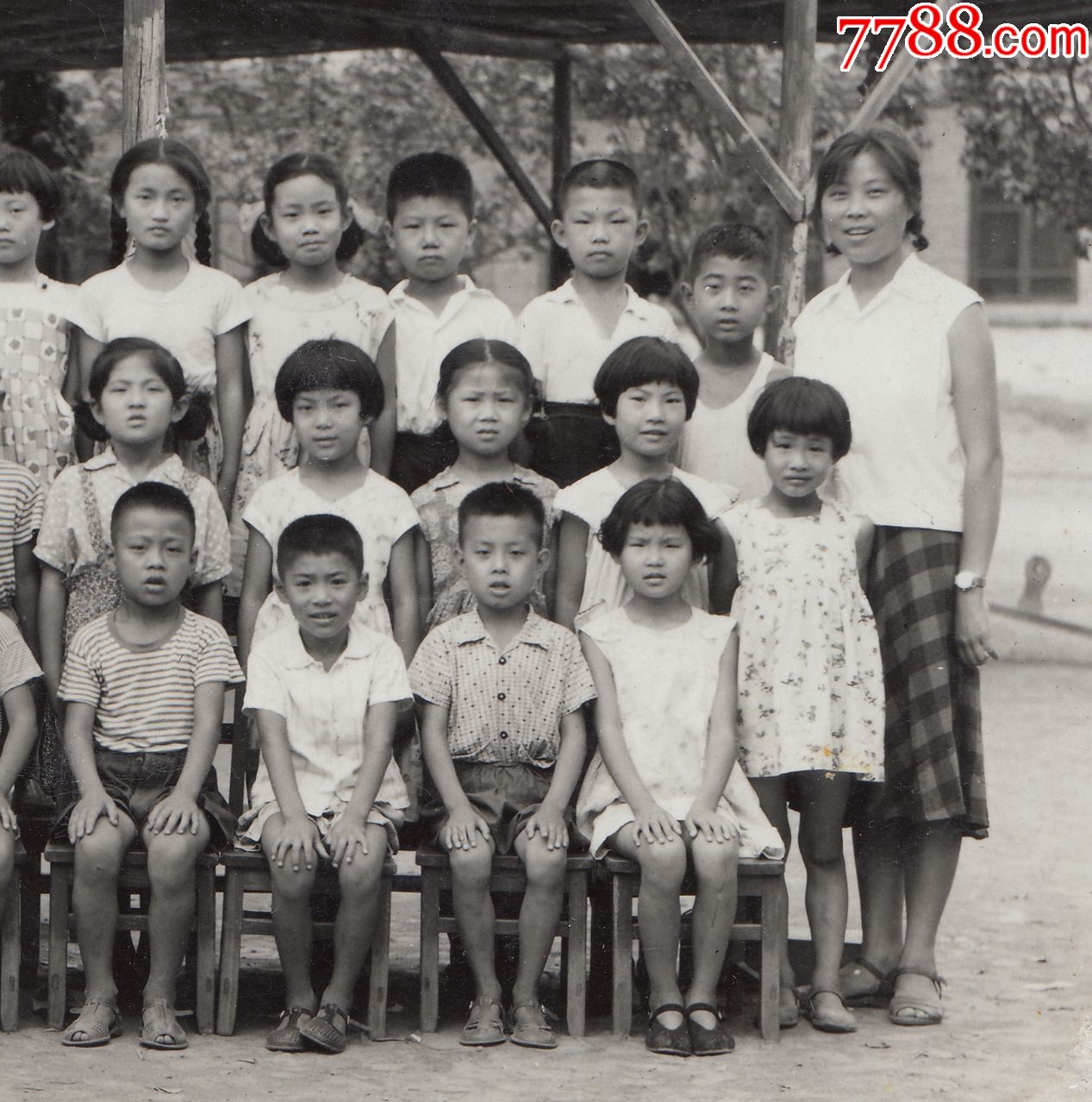 1965年,天津东风照相馆,摆放的整整齐齐小手、