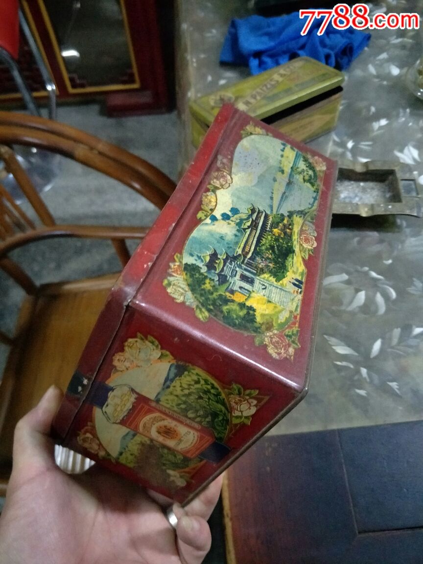 一个民国时期的哈德门香烟大铁盒