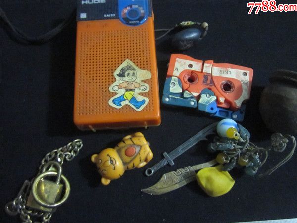 上世纪80-90年代小玩具一组儿童收音机木质冰吼玩具挂件等10件合售.