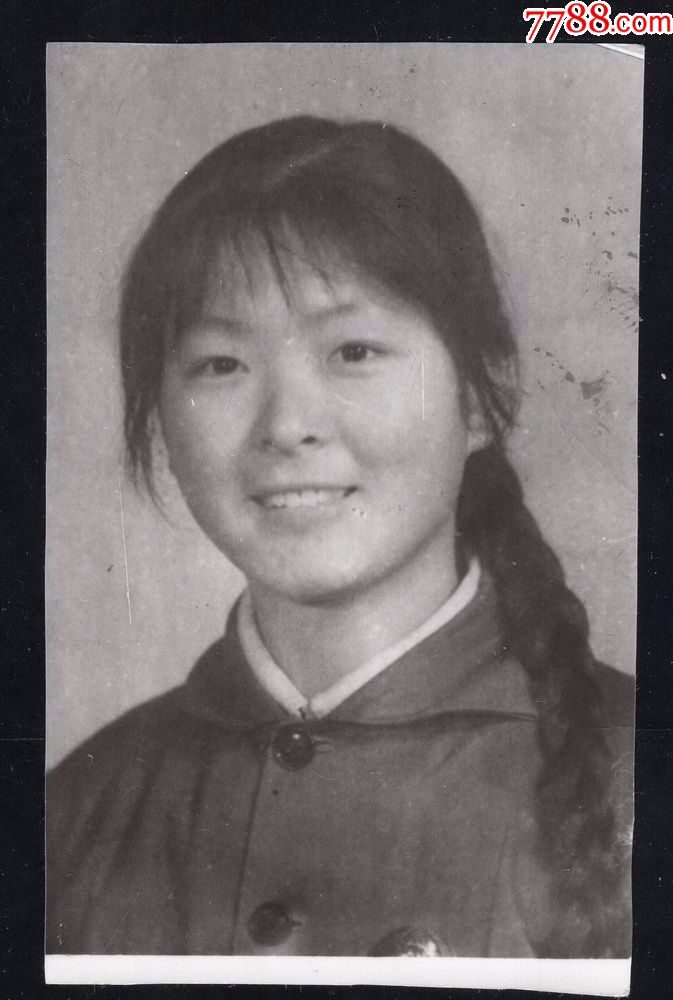 70年代大辫子美女老照片1张(尺寸约5.3*8.5厘米)