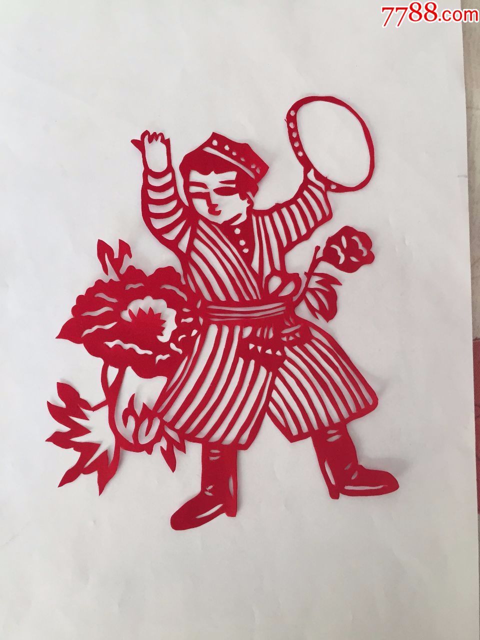 纯手工民族团结题材剪纸