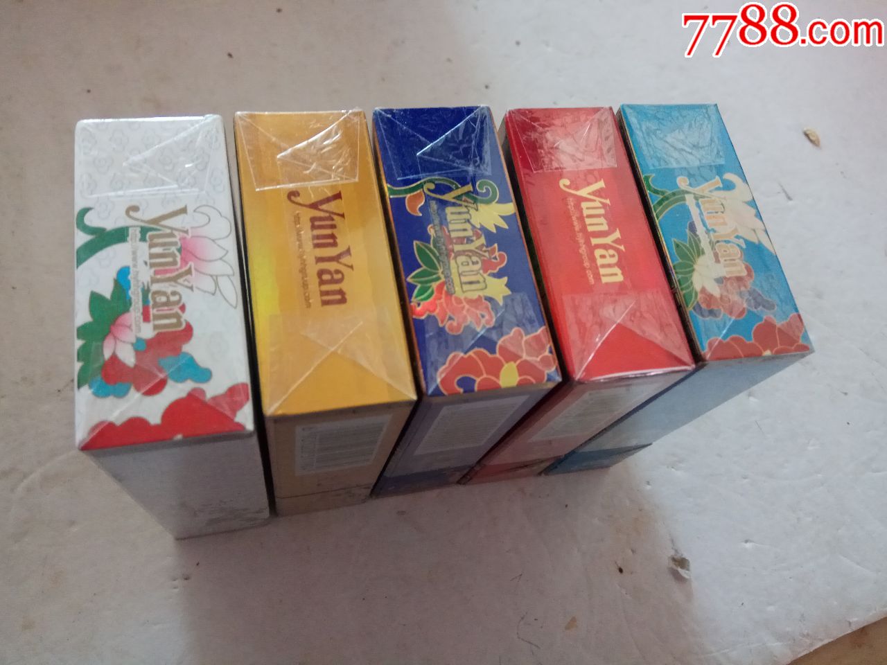 云烟五彩缤纷白的是实物黄的里面应该是烟棒