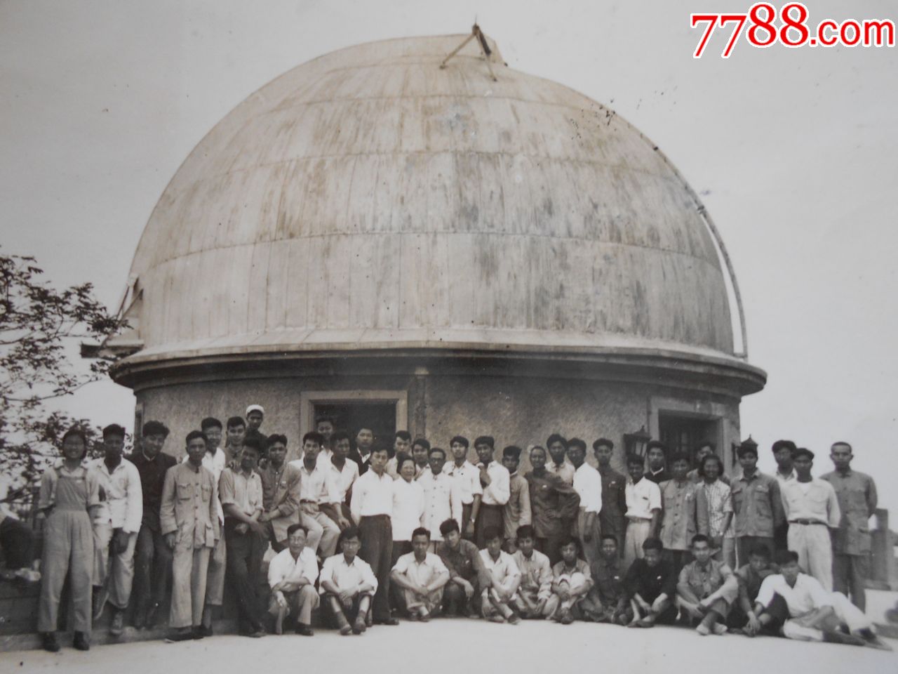 老照片【1953年(南京大学)天文系学生在紫金山天文台合影】