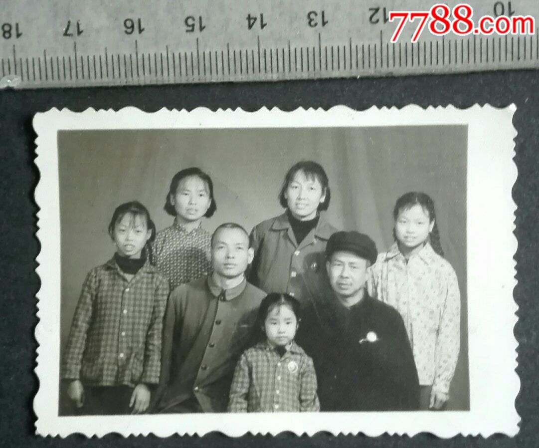文革家庭合影一三人戴像章,老照片_第1张_7788老照片