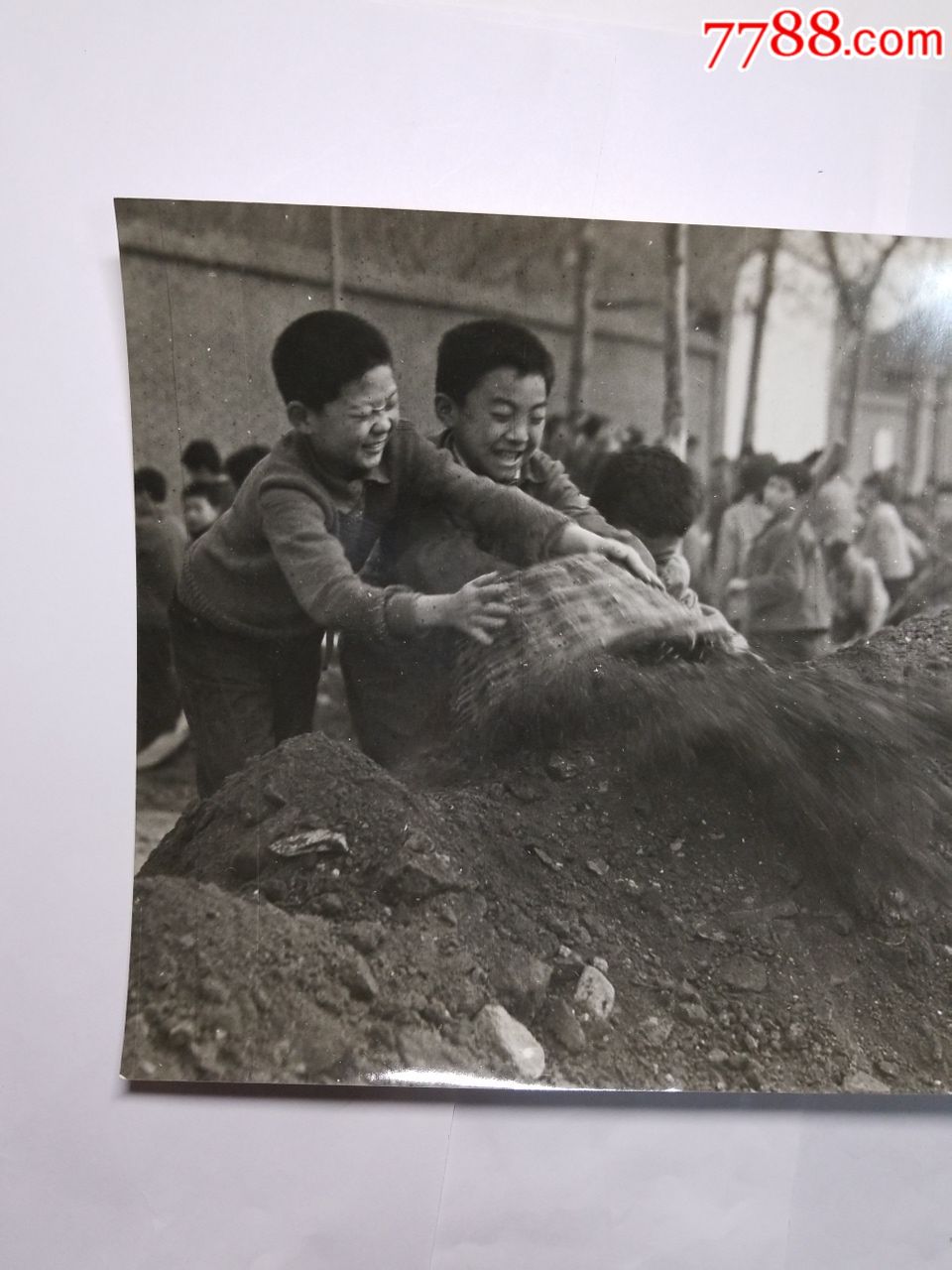 八十年代西安市小学生集体劳动合影留念照