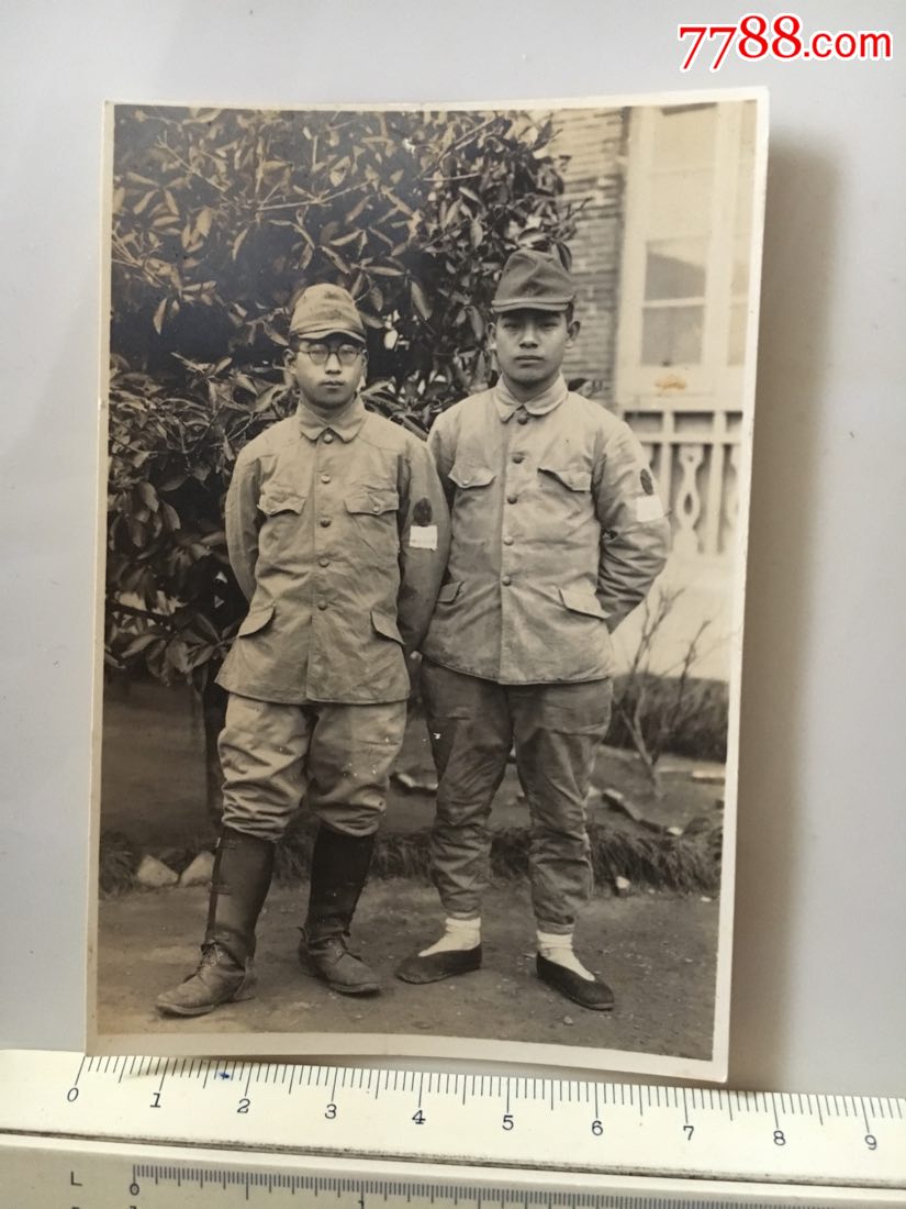 抗战时期侵华日军照片:2个日本兵一个穿皮靴一个穿布鞋