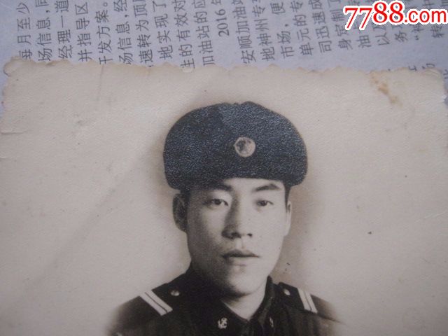 佩戴55海军下士冬季大肩章的岸勤士兵照片一张