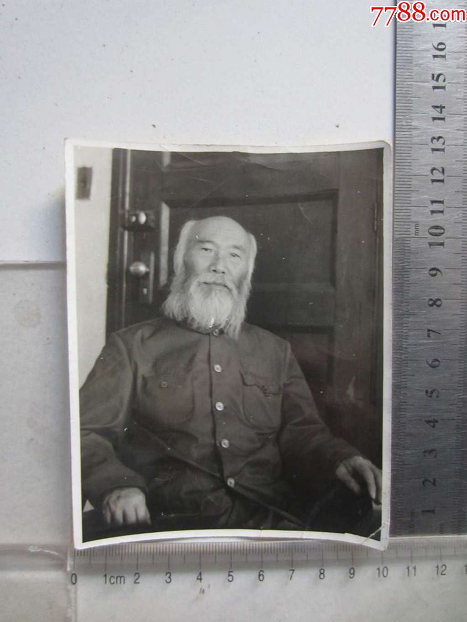 有胡须老人留影(老照片)
