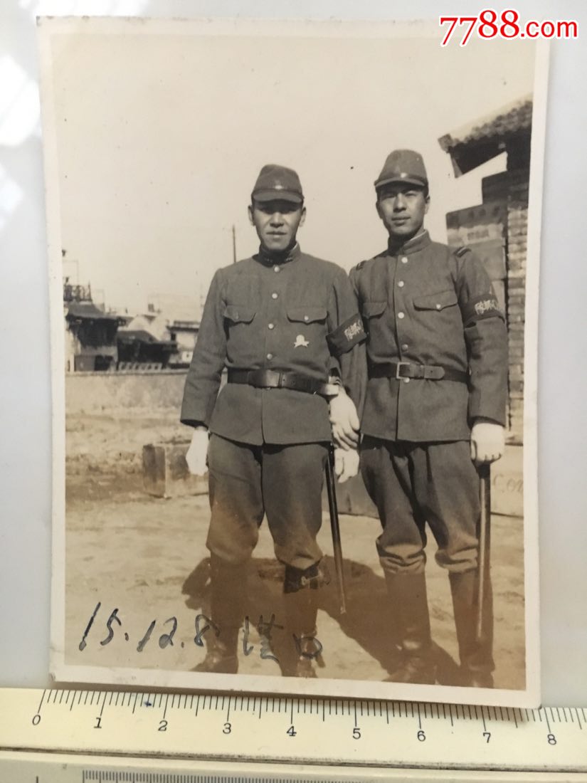 抗战时期侵华日军老照片:2个日本鬼子在汉口合影