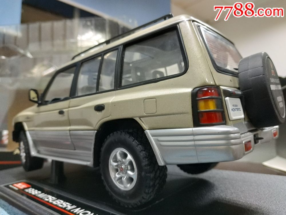 三菱山猫越野车(掐腰版)1:18