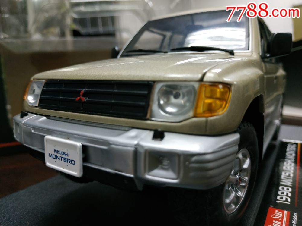 三菱山猫越野车(掐腰版)1:18